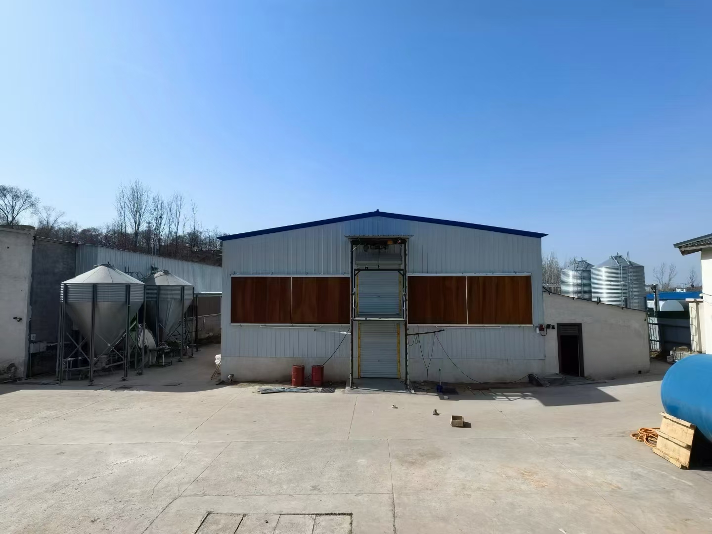 Shuohui automated poultry equipment designed for efficient feeding and flock management in modern farms.